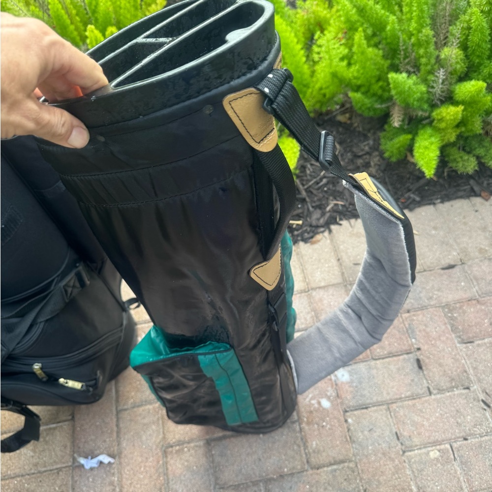 highlander golf carry bag with club dividers and shoulder strap .